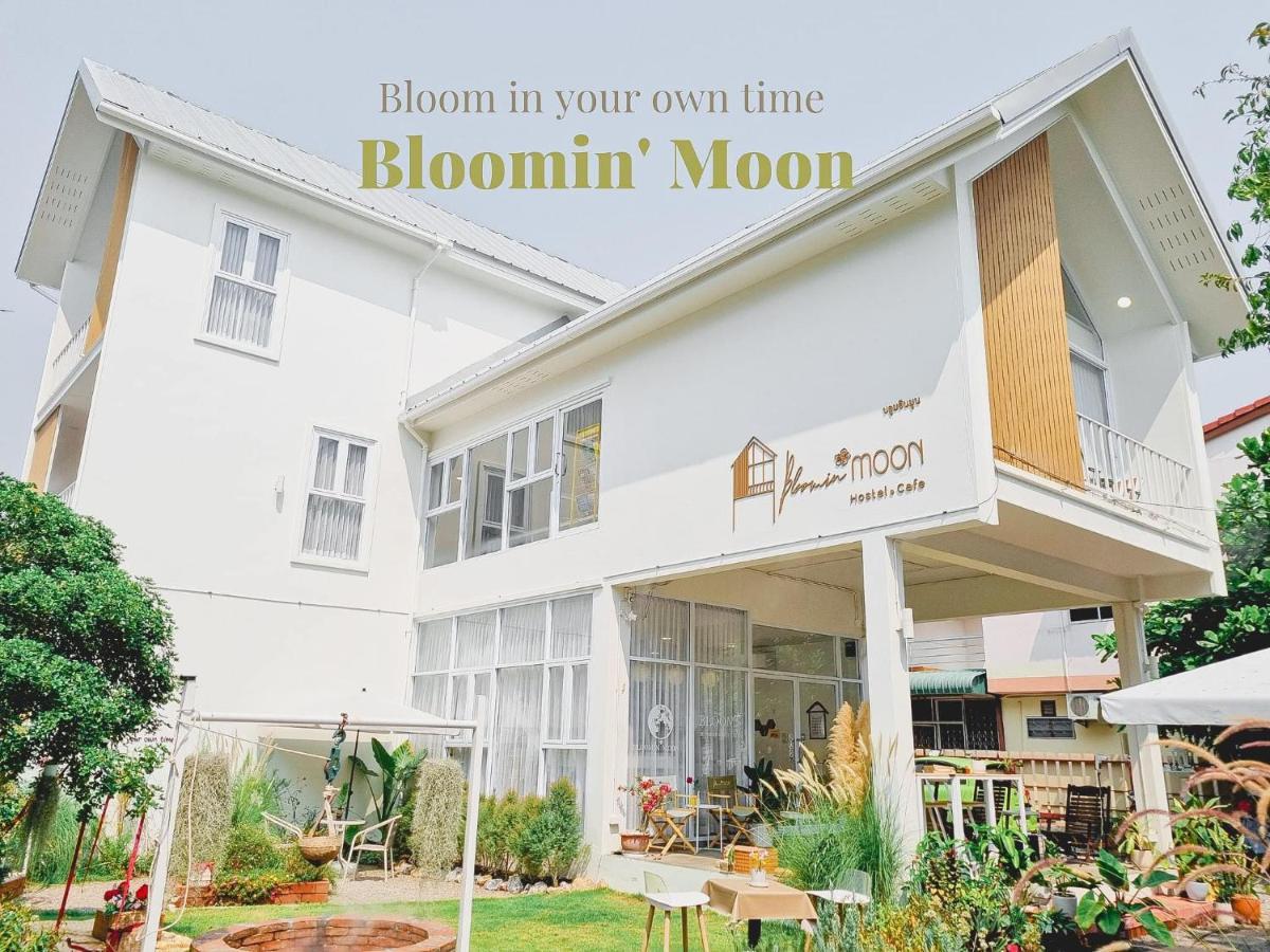Bloomin' Moon Hostel & Cafe, Chiang Mai Old Town Exterior foto