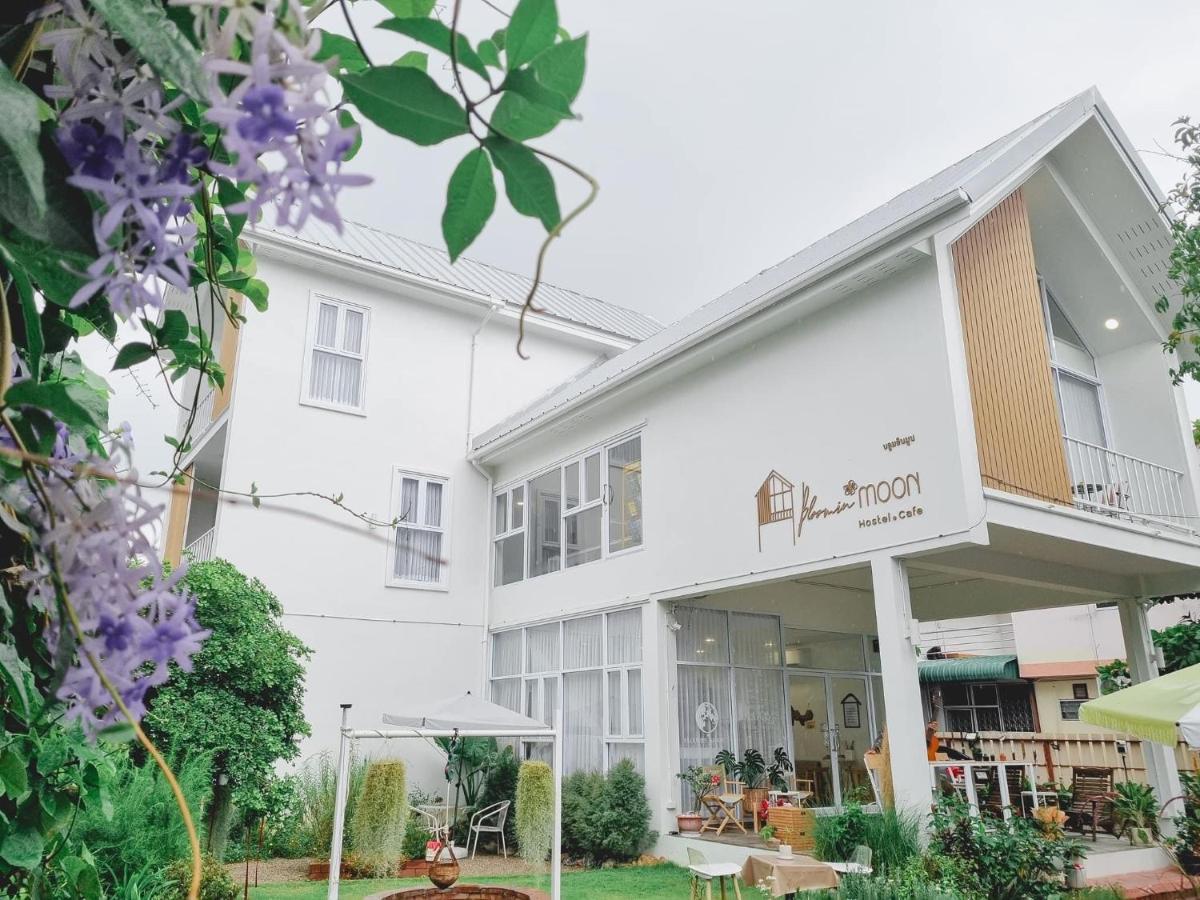 Bloomin' Moon Hostel & Cafe, Chiang Mai Old Town Exterior foto